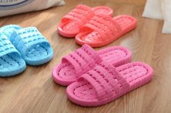 怎么洗掉塑料拖鞋上的頑固污漬？不用洗衣粉，只需用水變干凈！