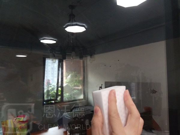 玻璃上的污漬怎用什么去除呢？玻璃上有水垢怎么辦？